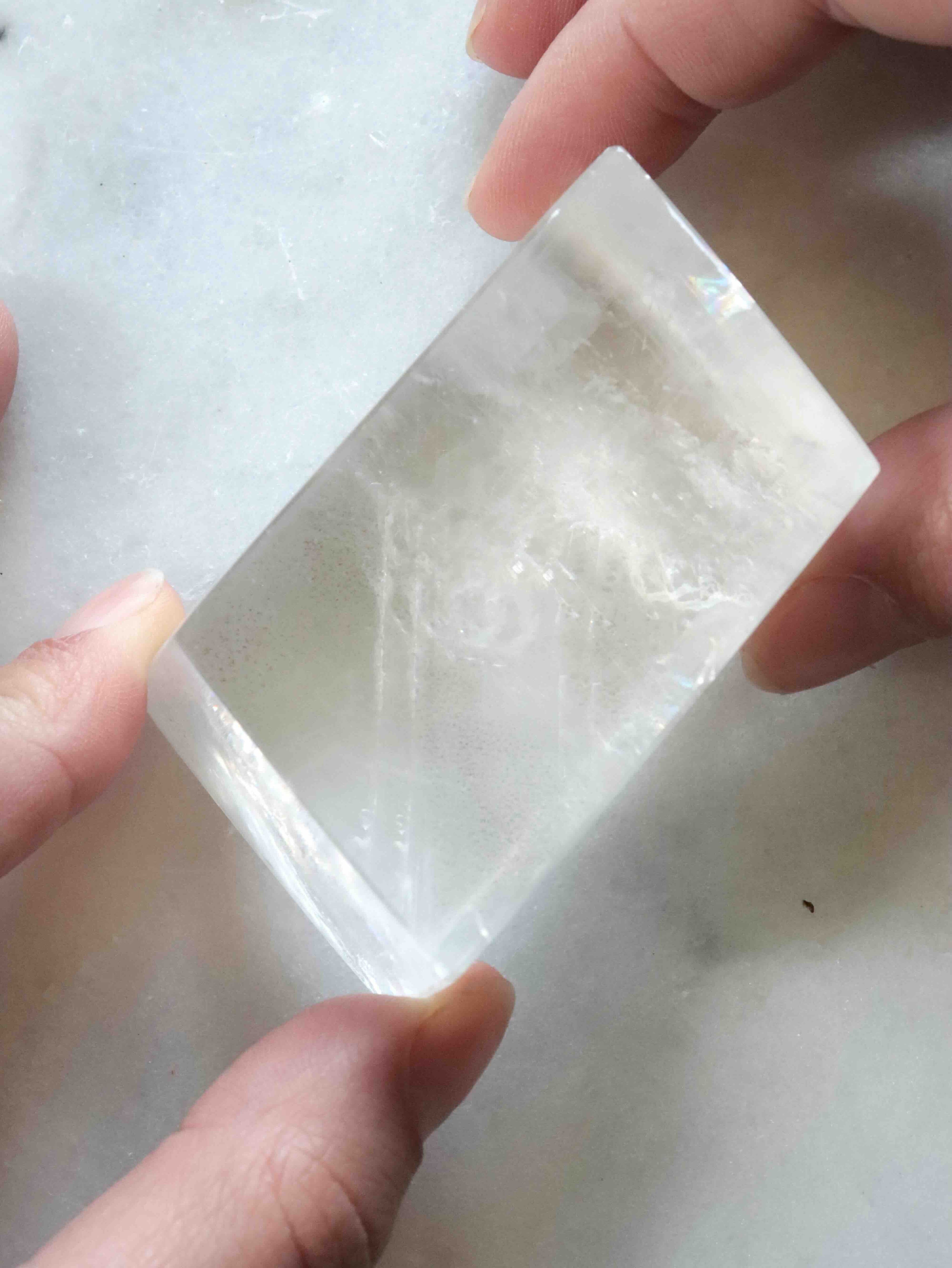 Détail de la calcite optique (spath d'Islande) – pierre pour changer de perspective – SOLYA