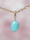Gros plan sur le Charm Amazonite Gold-filled 14K — Pierre du second souffle SOLYA