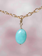 Gros plan sur le Charm Amazonite Gold-filled 14K — Pierre du second souffle SOLYA