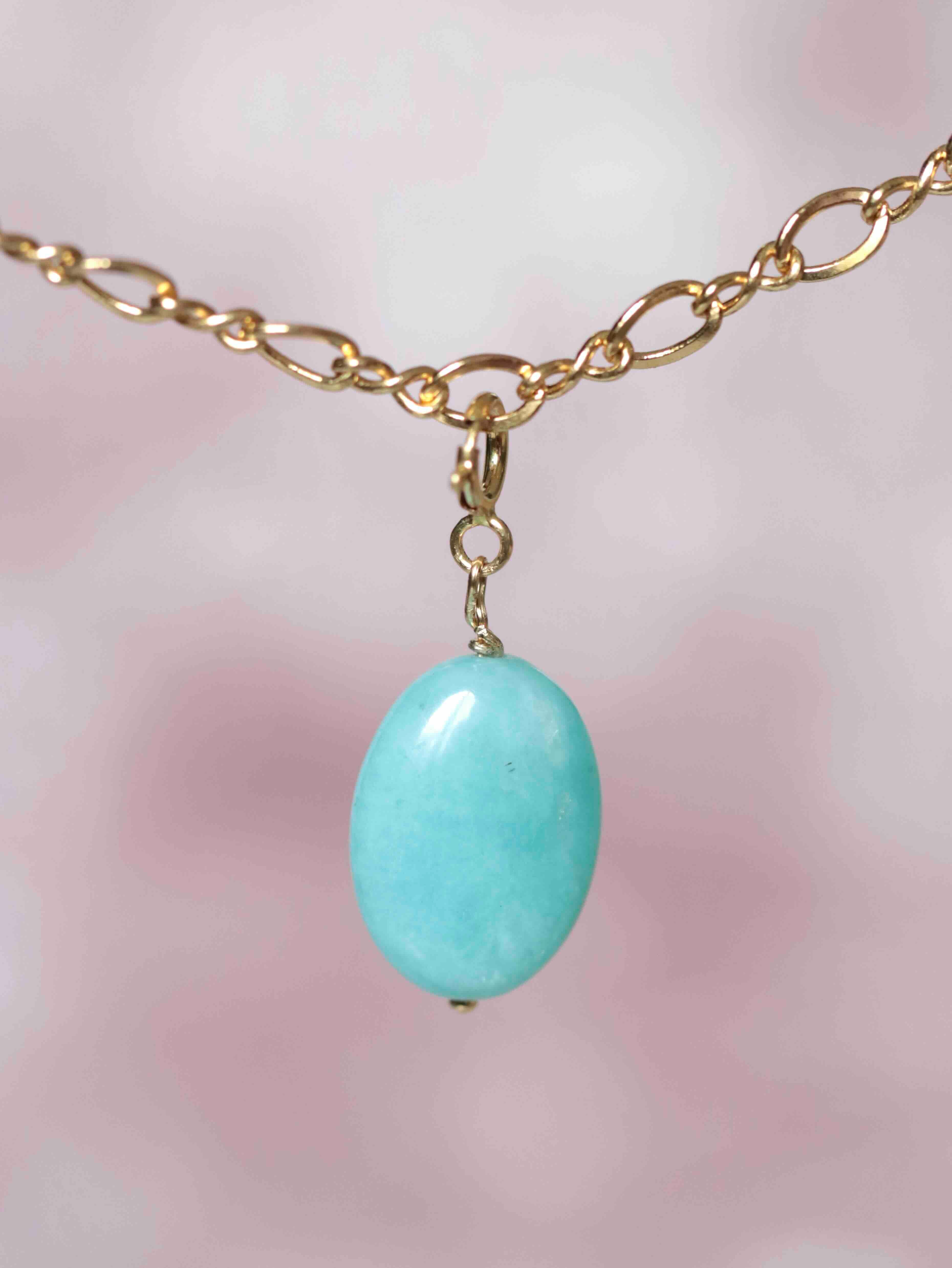 Gros plan sur le Charm Amazonite Gold-filled 14K — Pierre du second souffle SOLYA