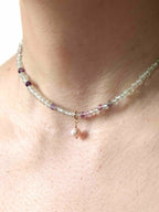 Charm Perle rosée porté sur un collier SOLYA — bijou personnalisable Gold-filled 14K