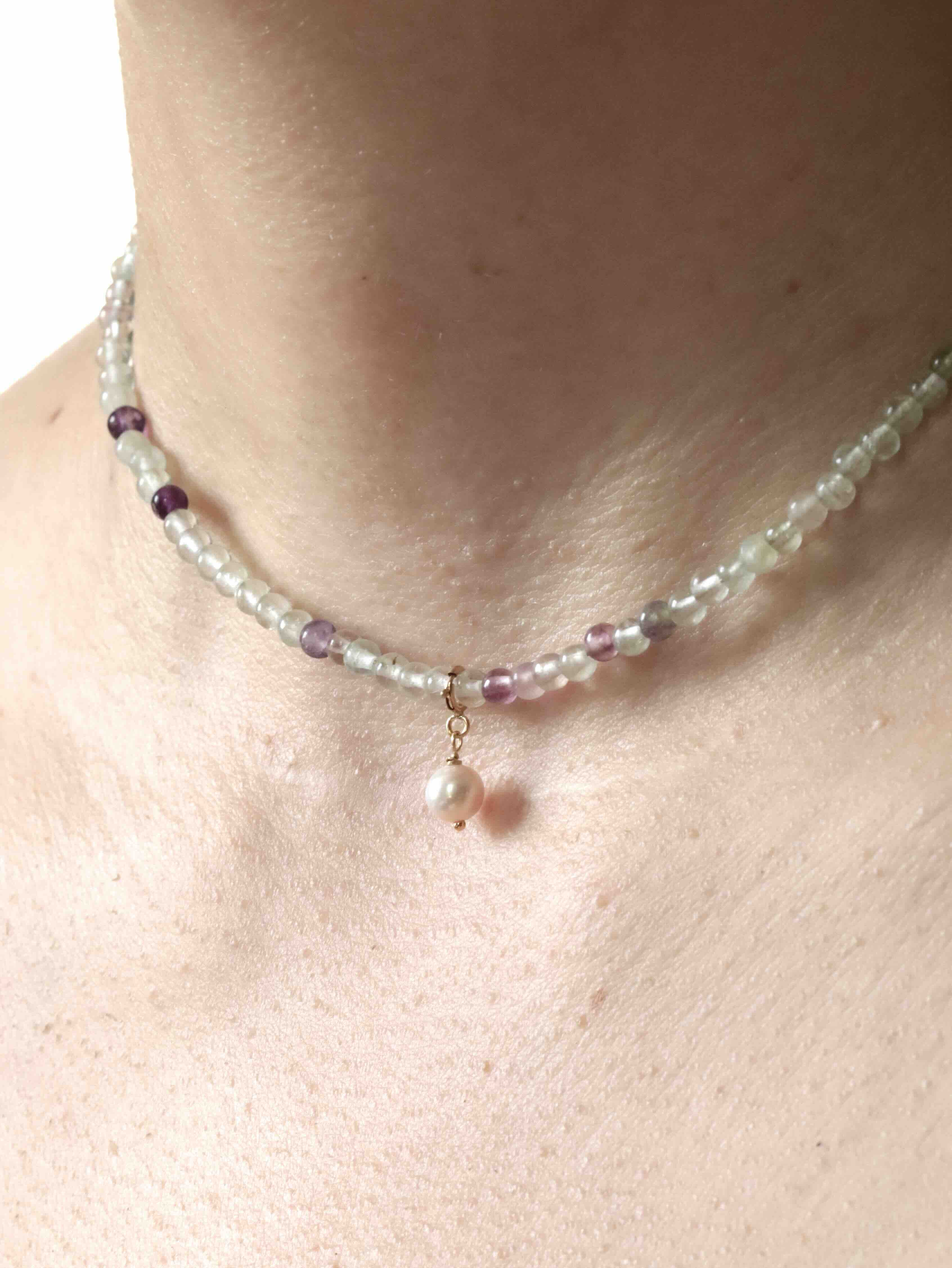Charm Perle rosée porté sur un collier SOLYA — bijou personnalisable Gold-filled 14K