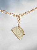Gros plan sur le Charm Citrine Gold-filled 14K — Pierre de joie SOLYA