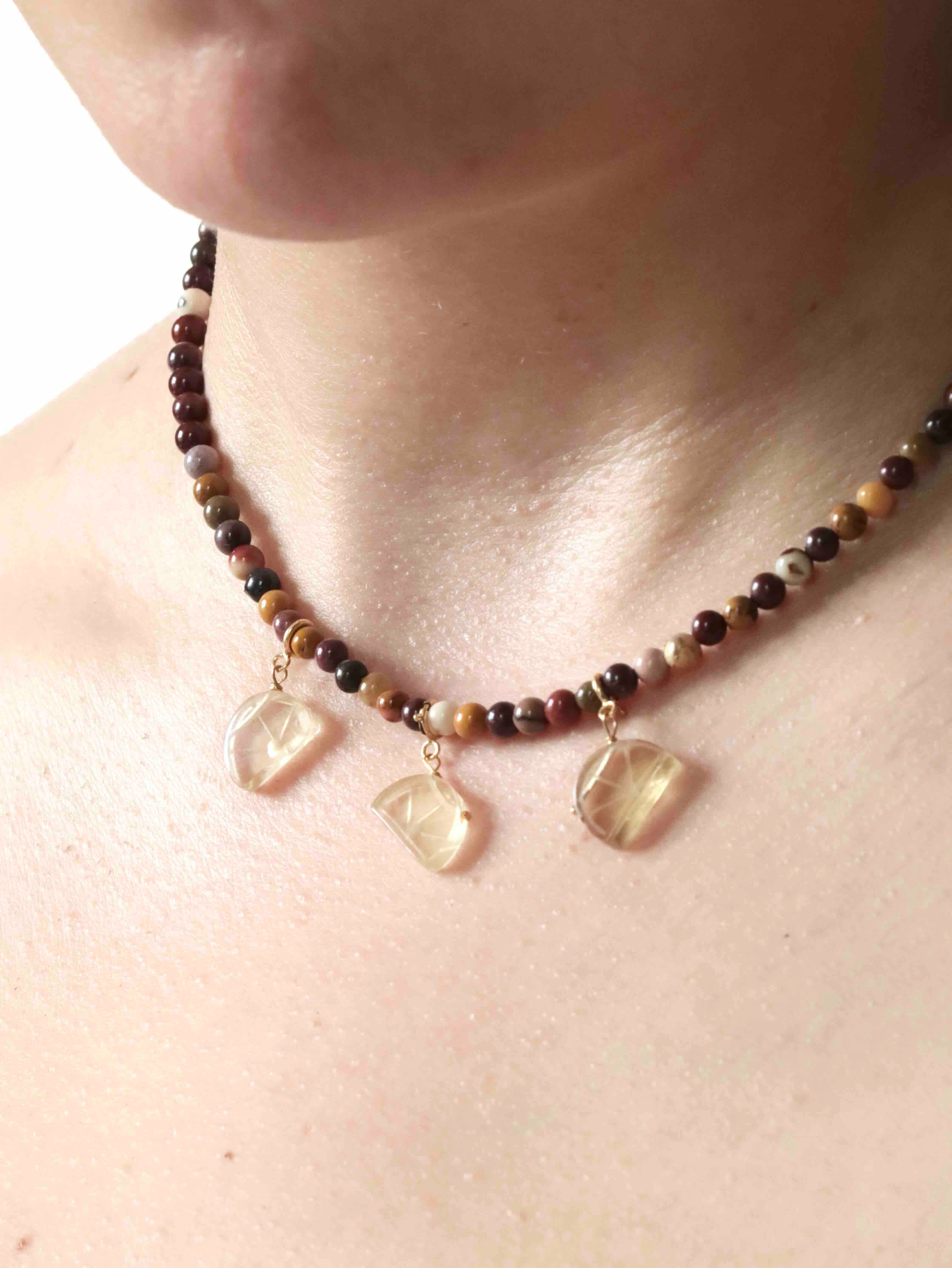 Charm Citrine Citron porté sur un collier SOLYA — bijou personnalisable Gold-filled 14K
