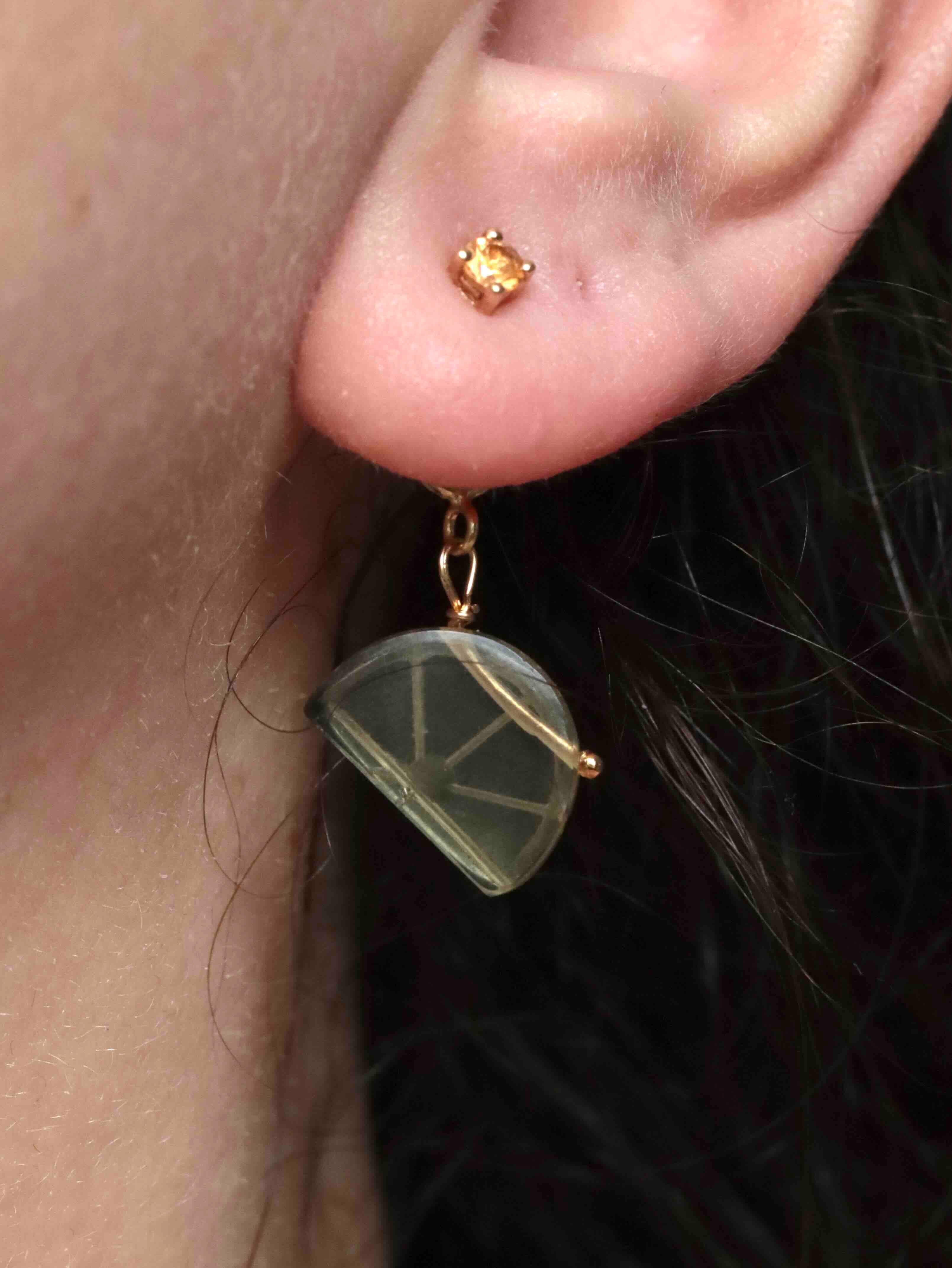 Charm Citrine Citron accroché à une boucle d'oreille Gold-filled 14K — SOLYA