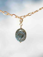 Gros plan sur le Charm Labradorite Gold-filled 14K — Pierre de protection SOLYA