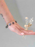 Charm Labradorite porté sur un bracelet Gold-filled 14K — SOLYA
