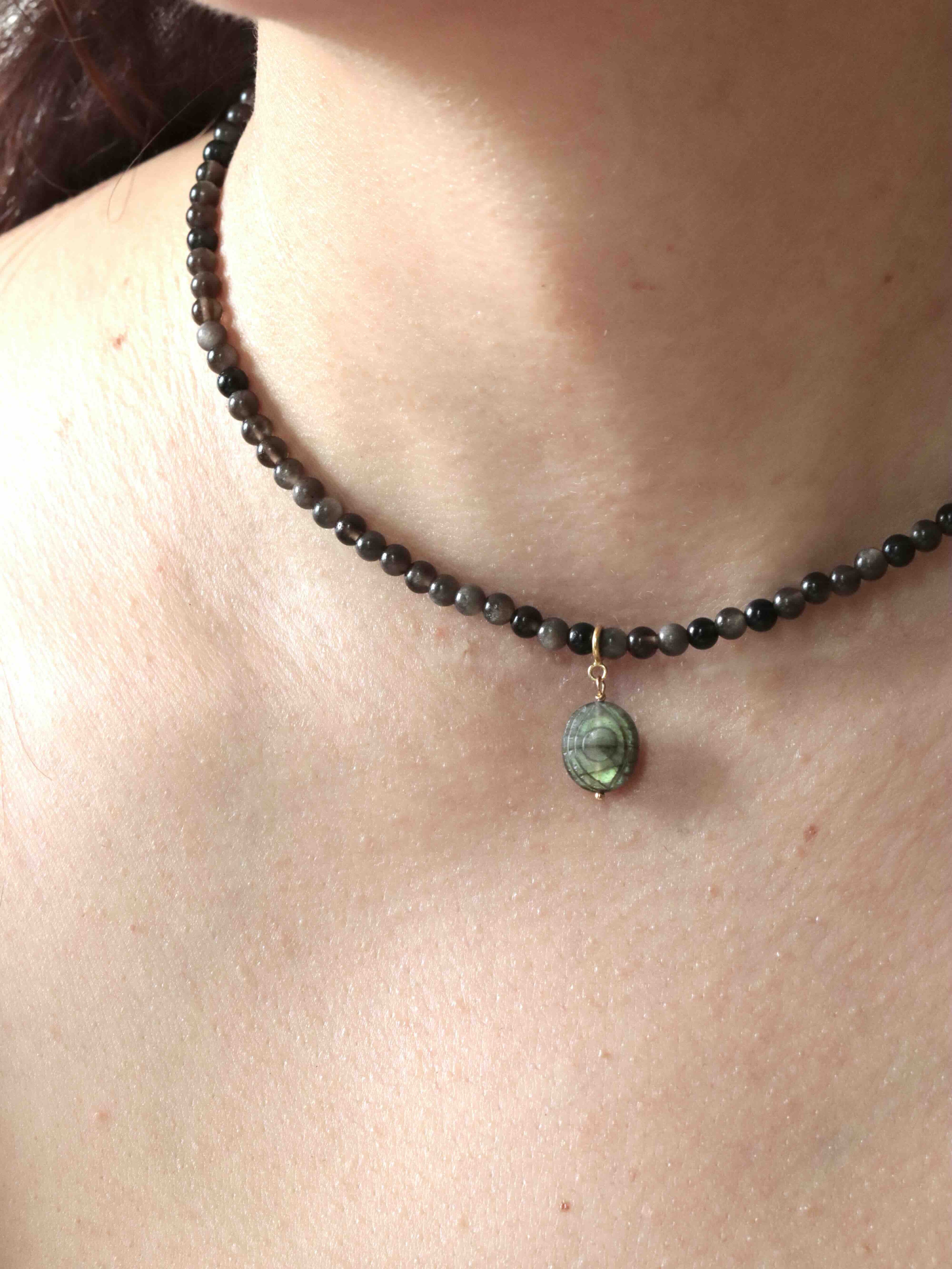 Charm Labradorite porté sur un collier SOLYA — bijou personnalisable Gold-filled 14K