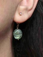 Charm Labradorite accroché à une boucle d'oreille Gold-filled 14K — SOLYA