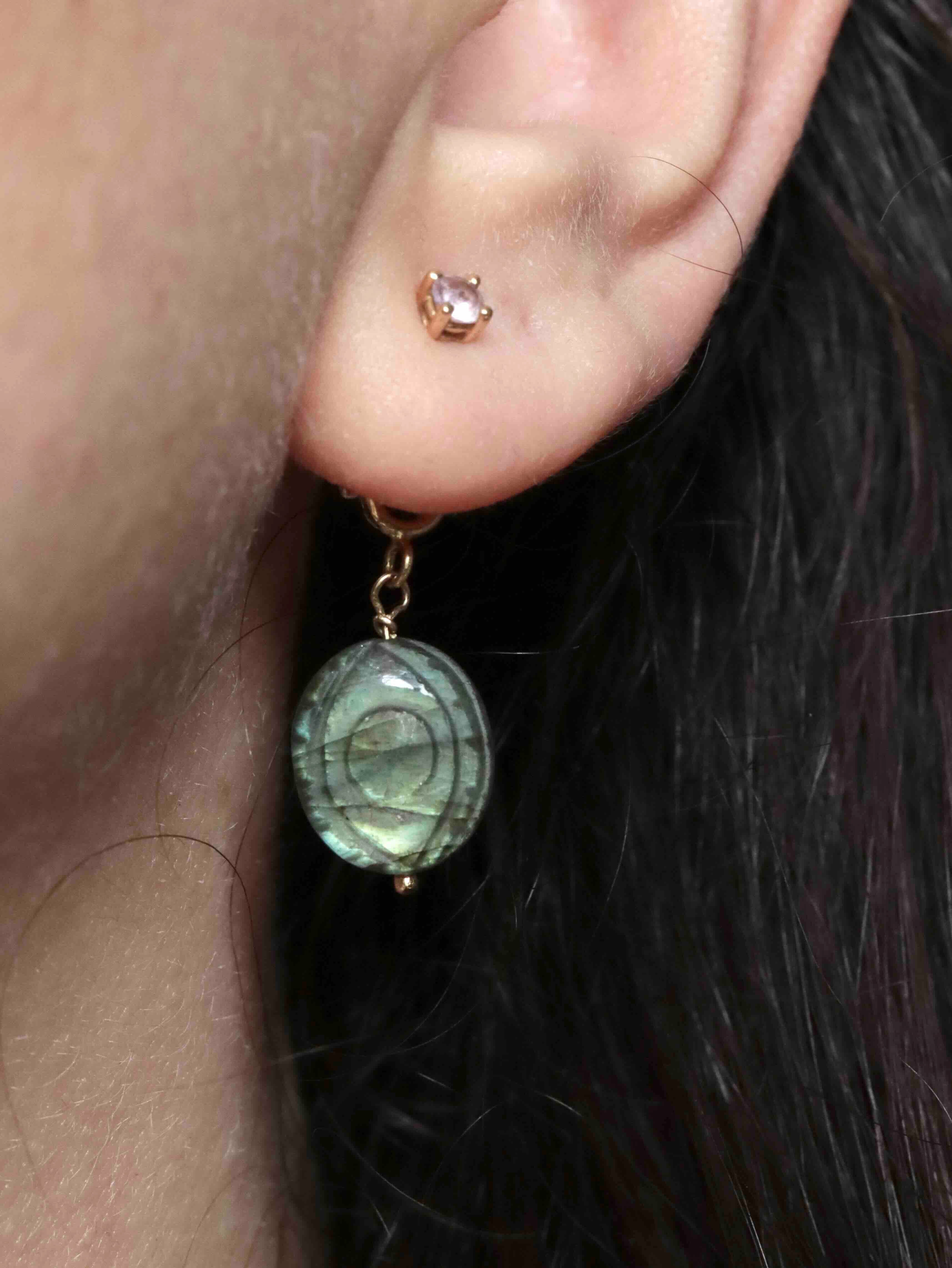 Charm Labradorite accroché à une boucle d'oreille Gold-filled 14K — SOLYA