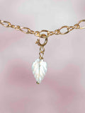 Gros plan sur le Charm Pierre de Lune Gold-filled 14K — Pierre du féminin sacré SOLYA