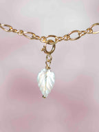 Gros plan sur le Charm Pierre de Lune Gold-filled 14K — Pierre du féminin sacré SOLYA