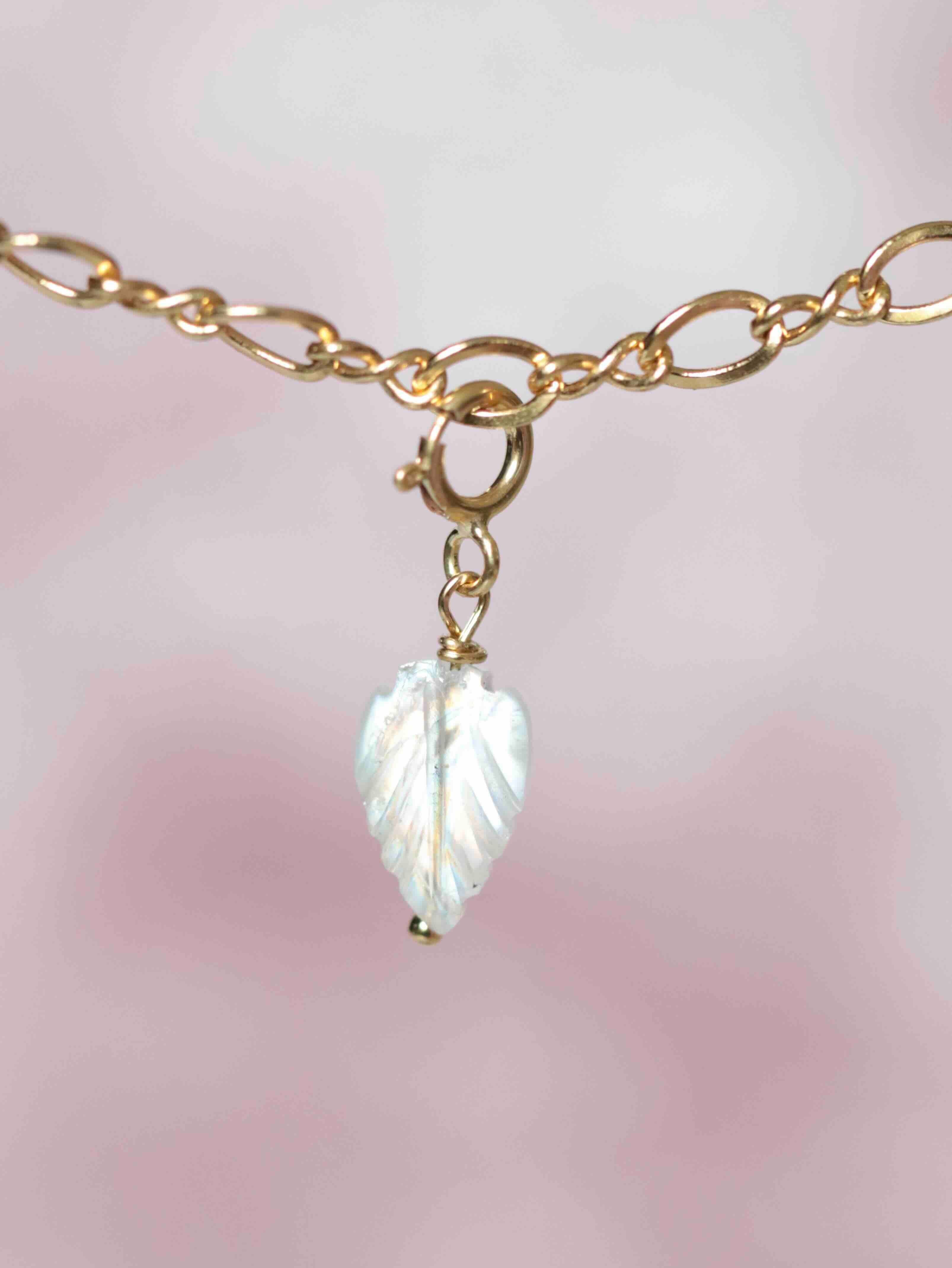 Gros plan sur le Charm Pierre de Lune Gold-filled 14K — Pierre du féminin sacré SOLYA