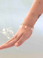 Charm Pierre de Lune porté sur un bracelet Gold-filled 14K — SOLYA