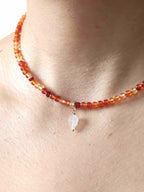 Charm Pierre de Lune porté sur un collier SOLYA — bijou personnalisable Gold-filled 14K