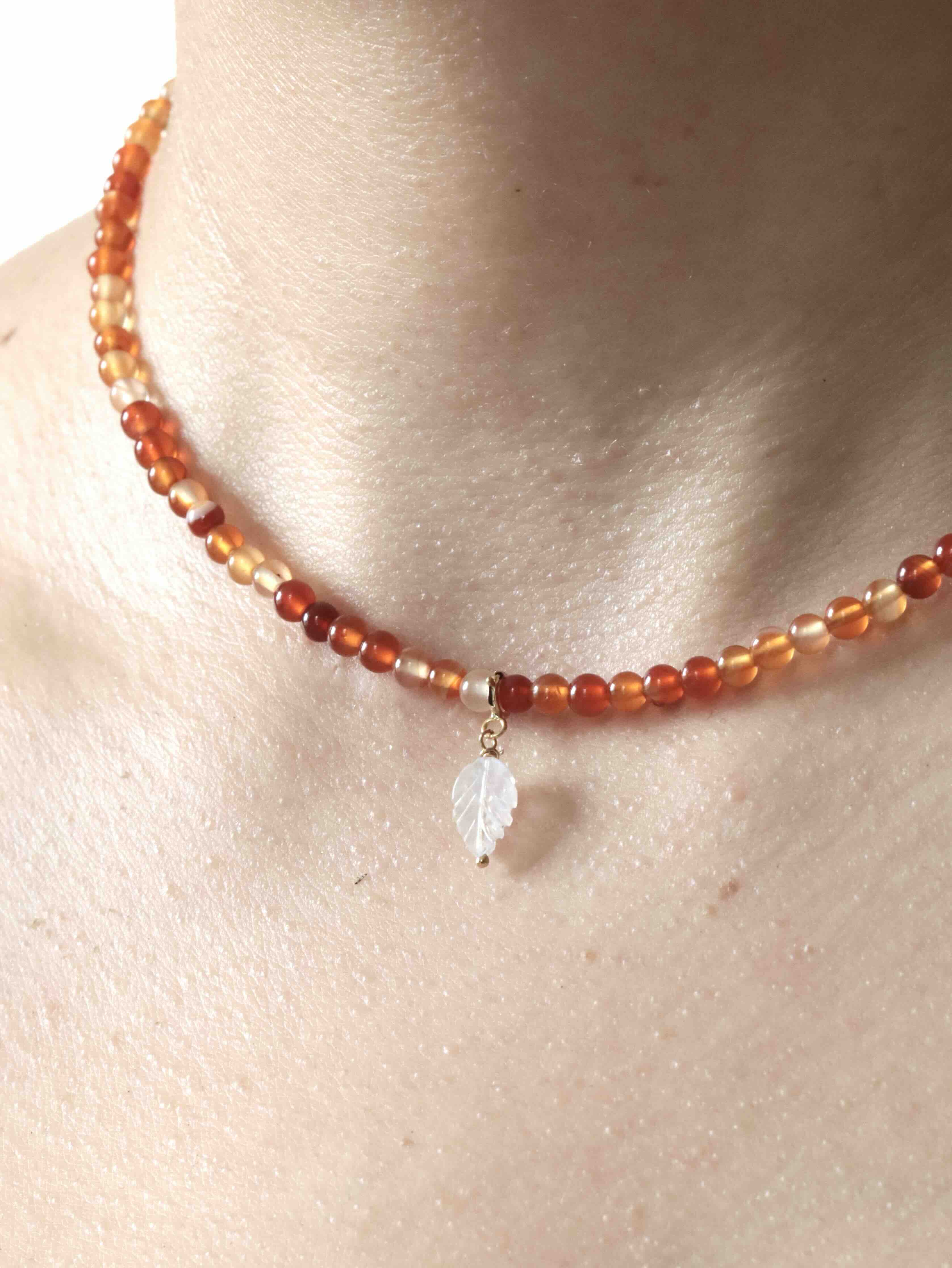 Charm Pierre de Lune porté sur un collier SOLYA — bijou personnalisable Gold-filled 14K