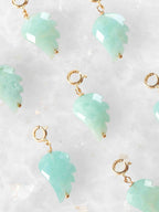 Charm aile Amazonite taillée à la main et Gold-filled 14K SOLYA — bijou en pierres naturelles