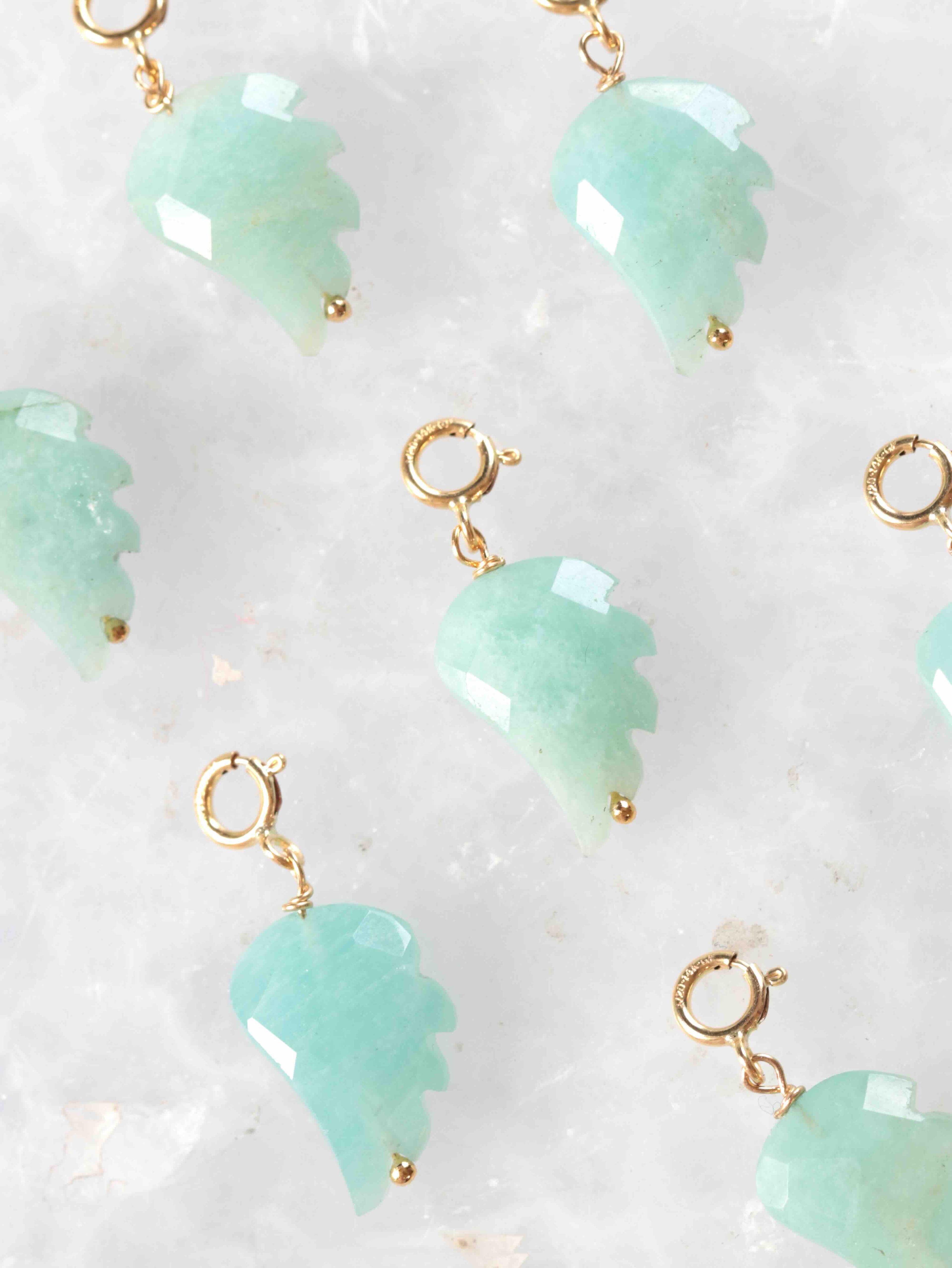 Charm aile Amazonite taillée à la main et Gold-filled 14K SOLYA — bijou en pierres naturelles