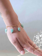Charm aile en Amazonite porté sur bracelet à charms Gold-filled 14K SOLYA — bijou personnalisable