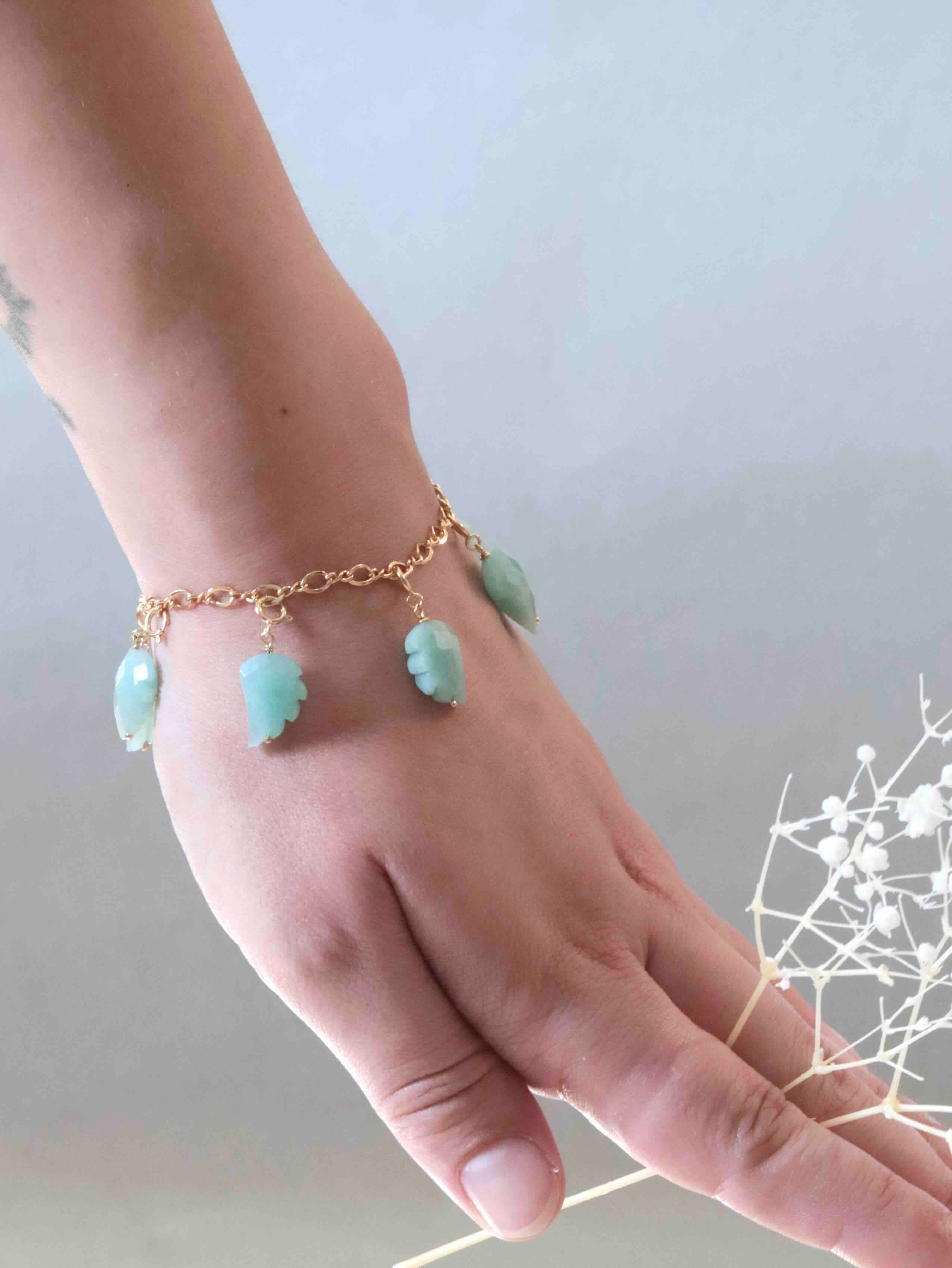 Charm aile en Amazonite porté sur bracelet à charms Gold-filled 14K SOLYA — bijou personnalisable
