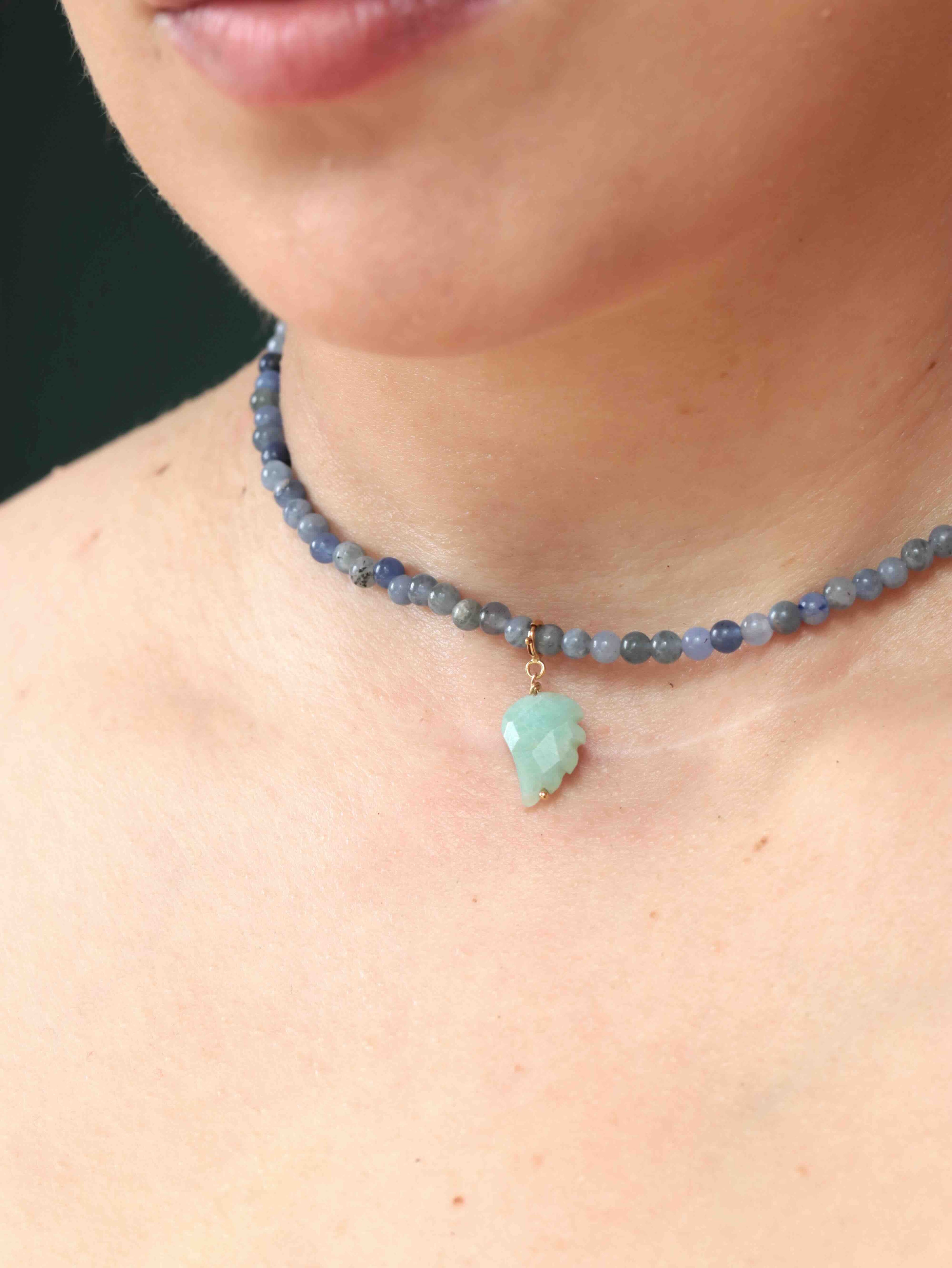 Charm aile en Amazonite porté sur collier Gold-filled 14K SOLYA — bijou polyvalent