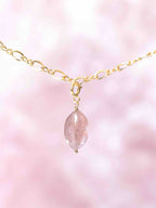Charm bisou en Quartz fraise et Gold-filled 14K SOLYA — pierre de l'humour et de la légèreté