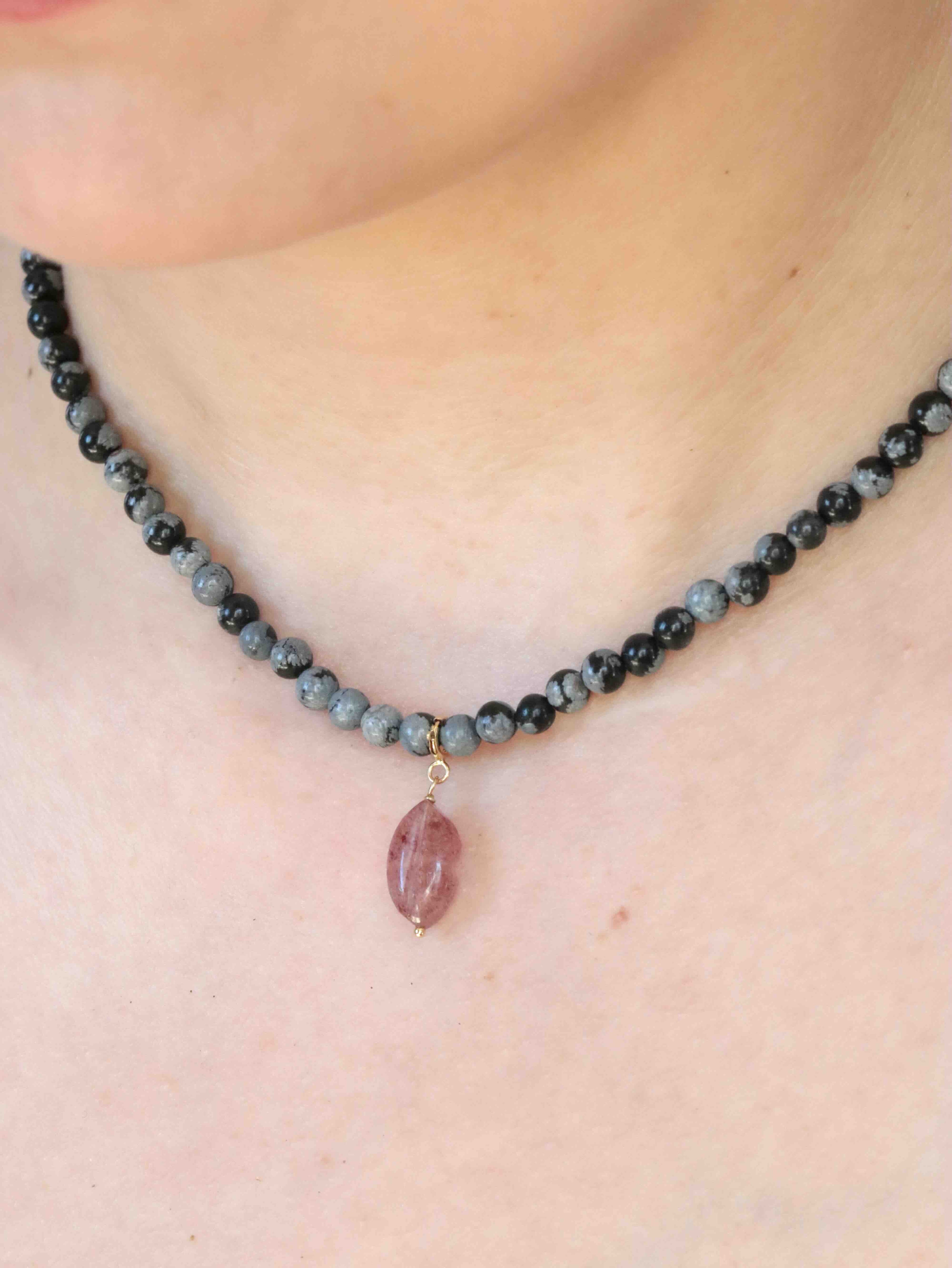 Charm bisou en Quartz fraise porté sur collier Gold-filled 14K SOLYA — bijou polyvalent