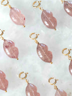 Charm bisou Quartz fraise taillé à la main et Gold-filled 14K SOLYA — bijou en pierres naturelles