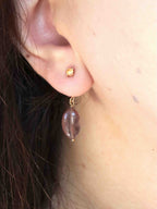 Charm bisou en Quartz fraise porté à l'oreille en Gold-filled 14K SOLYA — bijou modulable