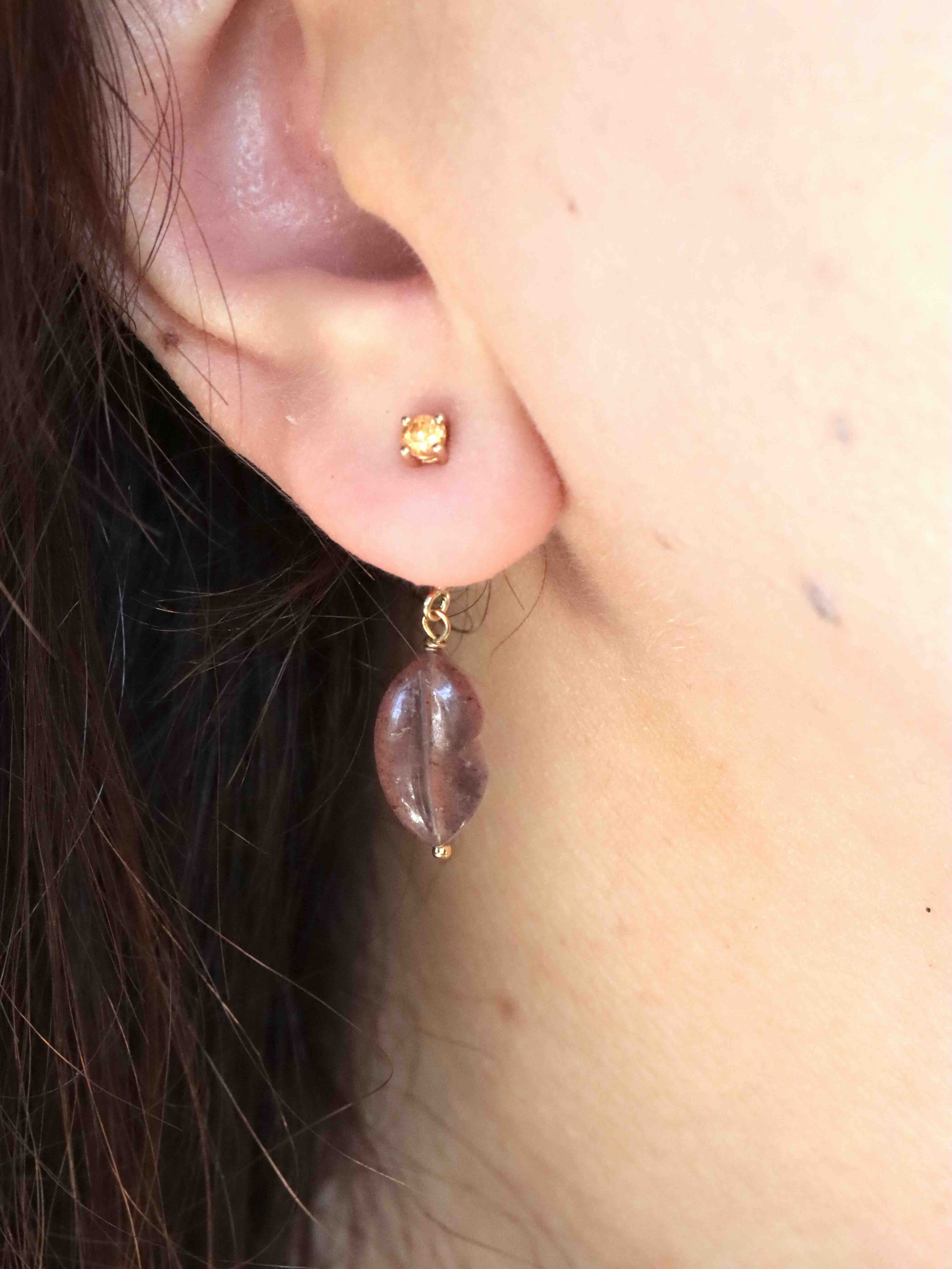 Charm bisou en Quartz fraise porté à l'oreille en Gold-filled 14K SOLYA — bijou modulable