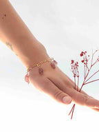 Charm bisou en Quartz fraise porté sur bracelet à charms Gold-filled 14K SOLYA — bijou personnalisable