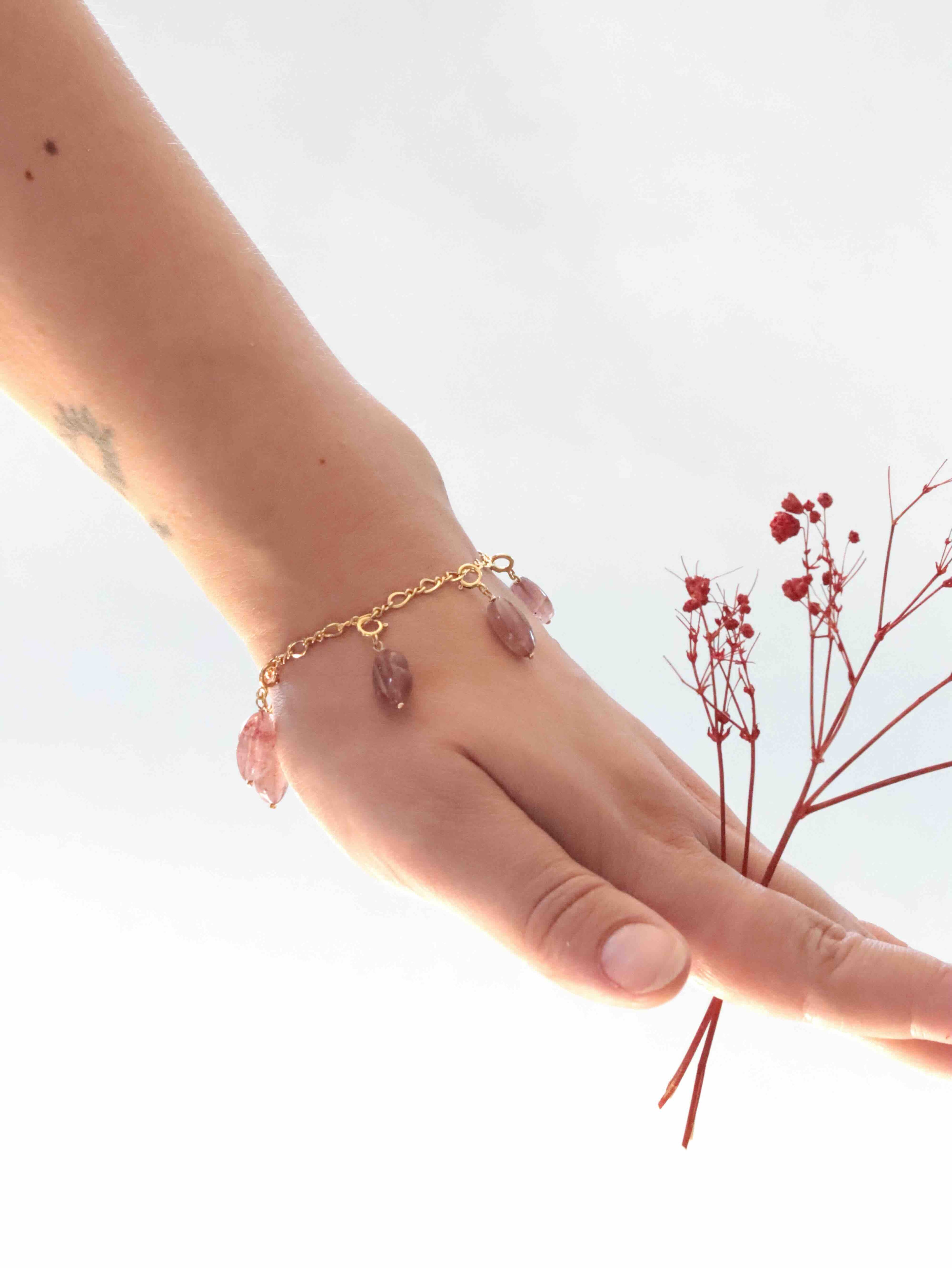 Charm bisou en Quartz fraise porté sur bracelet à charms Gold-filled 14K SOLYA — bijou personnalisable