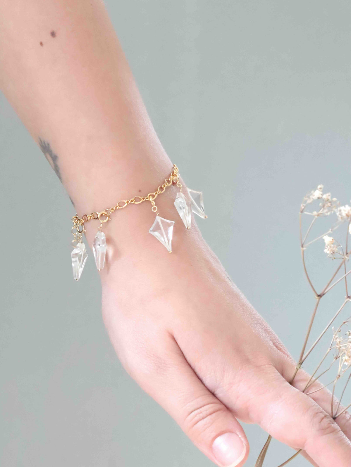 Charm cerf-volant Cristal de Roche Gold-filled 14K porté sur bracelet à charms — SOLYA