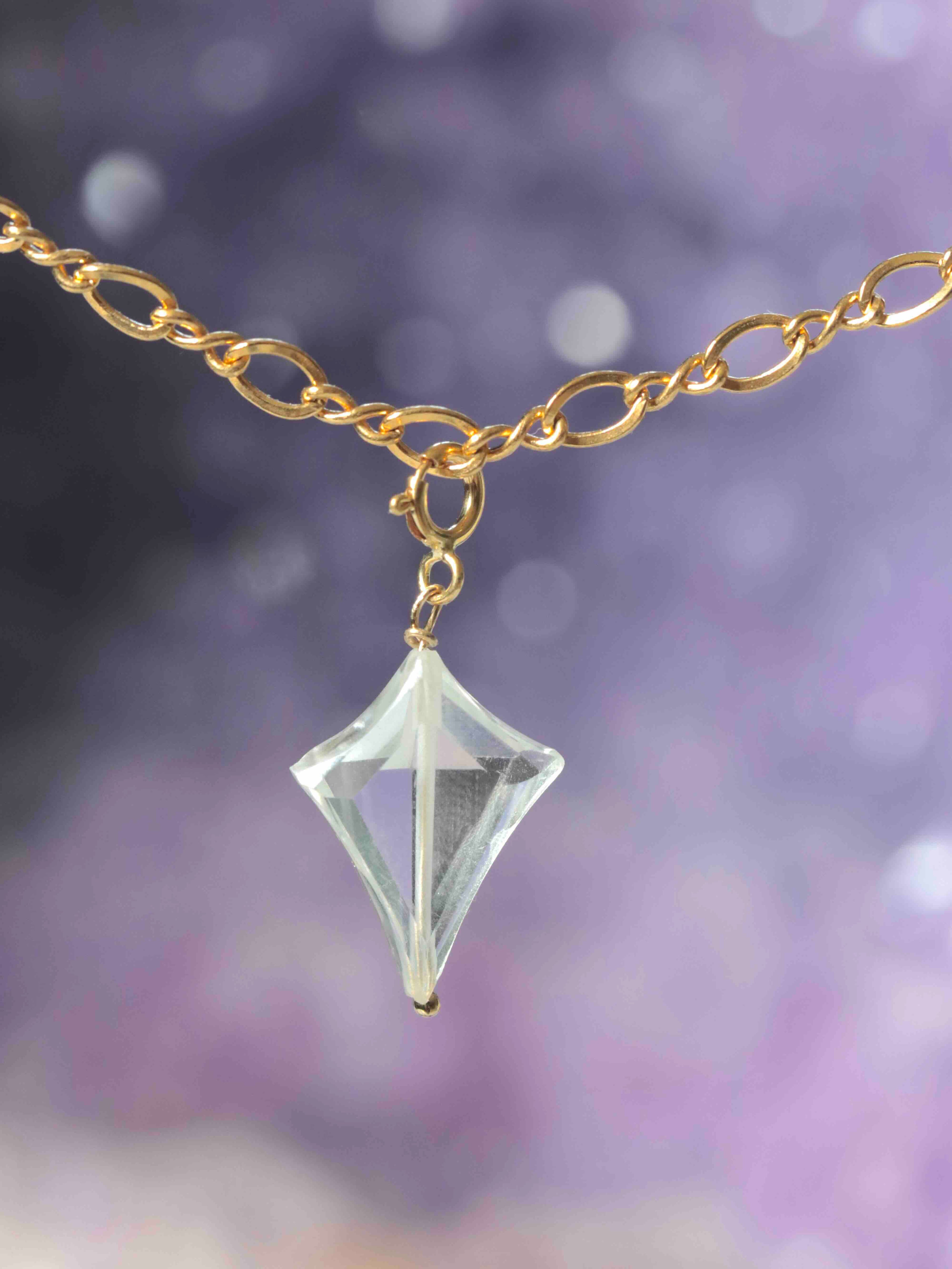 Charm cerf-volant en Cristal de Roche — Pierre pour se recentrer sur son intention — SOLYA