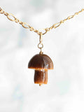Charm champignon en Œil-de-Tigre taillé à la main, suspendu à un collier Gold-filled 14K — SOLYA