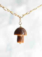 Charm champignon en Œil-de-Tigre taillé à la main, suspendu à un collier Gold-filled 14K — SOLYA