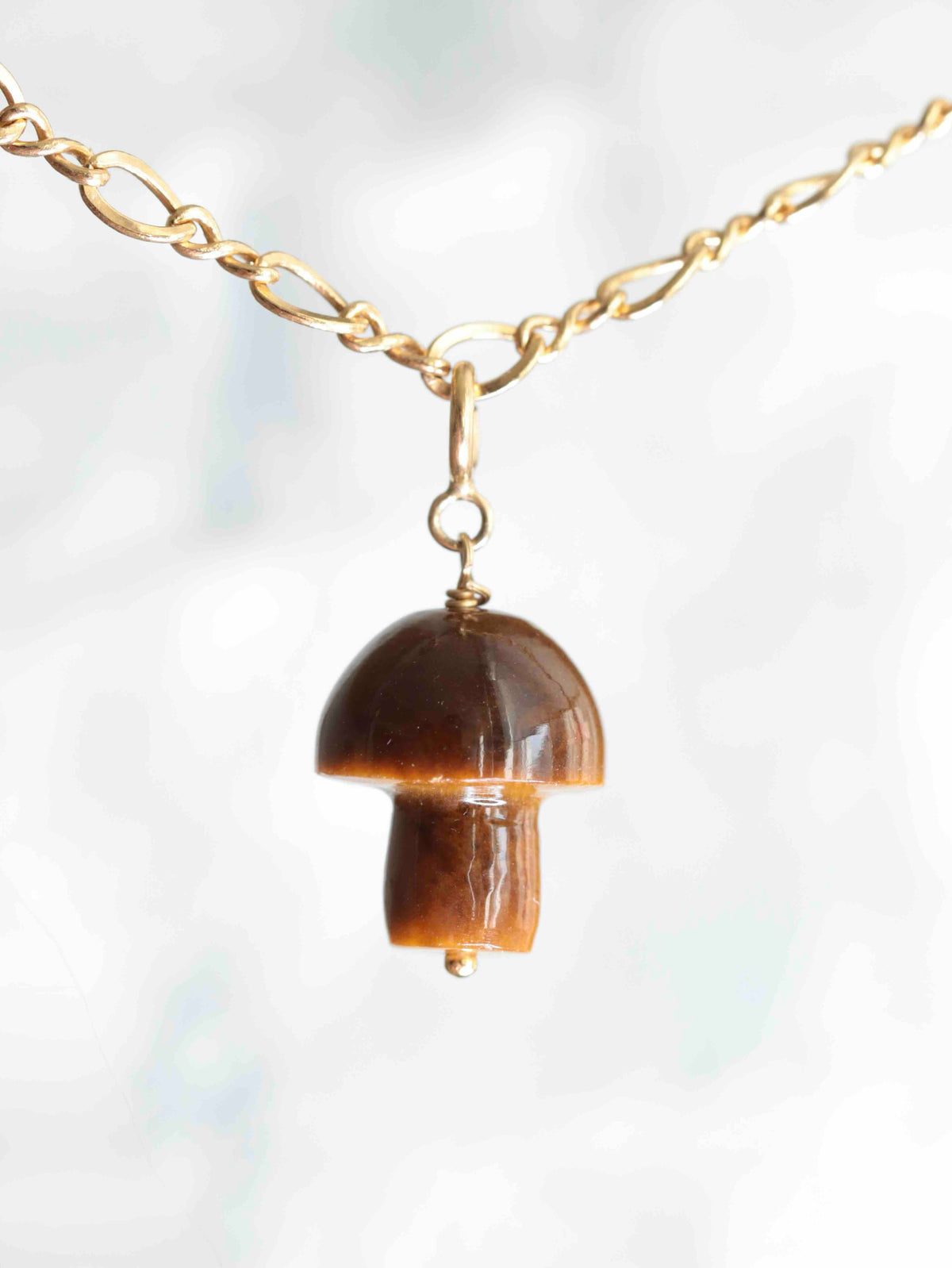 Charm champignon en Œil-de-Tigre taillé à la main, suspendu à un collier Gold-filled 14K — SOLYA