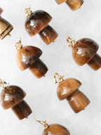 Collection de charms champignon en Œil-de-Tigre avec anneau Gold-filled 14K, taillés à la main en Inde — SOLYA