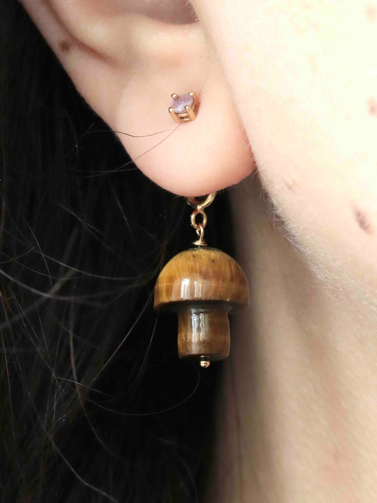 Charm champignon en Œil-de-Tigre accroché à une poussette de boucle d'oreille Gold-filled 14K — SOLYA
