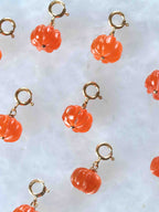 Charm citrouille en Cornaline & Gold-filled 14K — Bijou pierre naturelle SOLYA