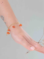 Charm citrouille Cornaline Gold-filled 14K porté sur bracelet à charms — SOLYA