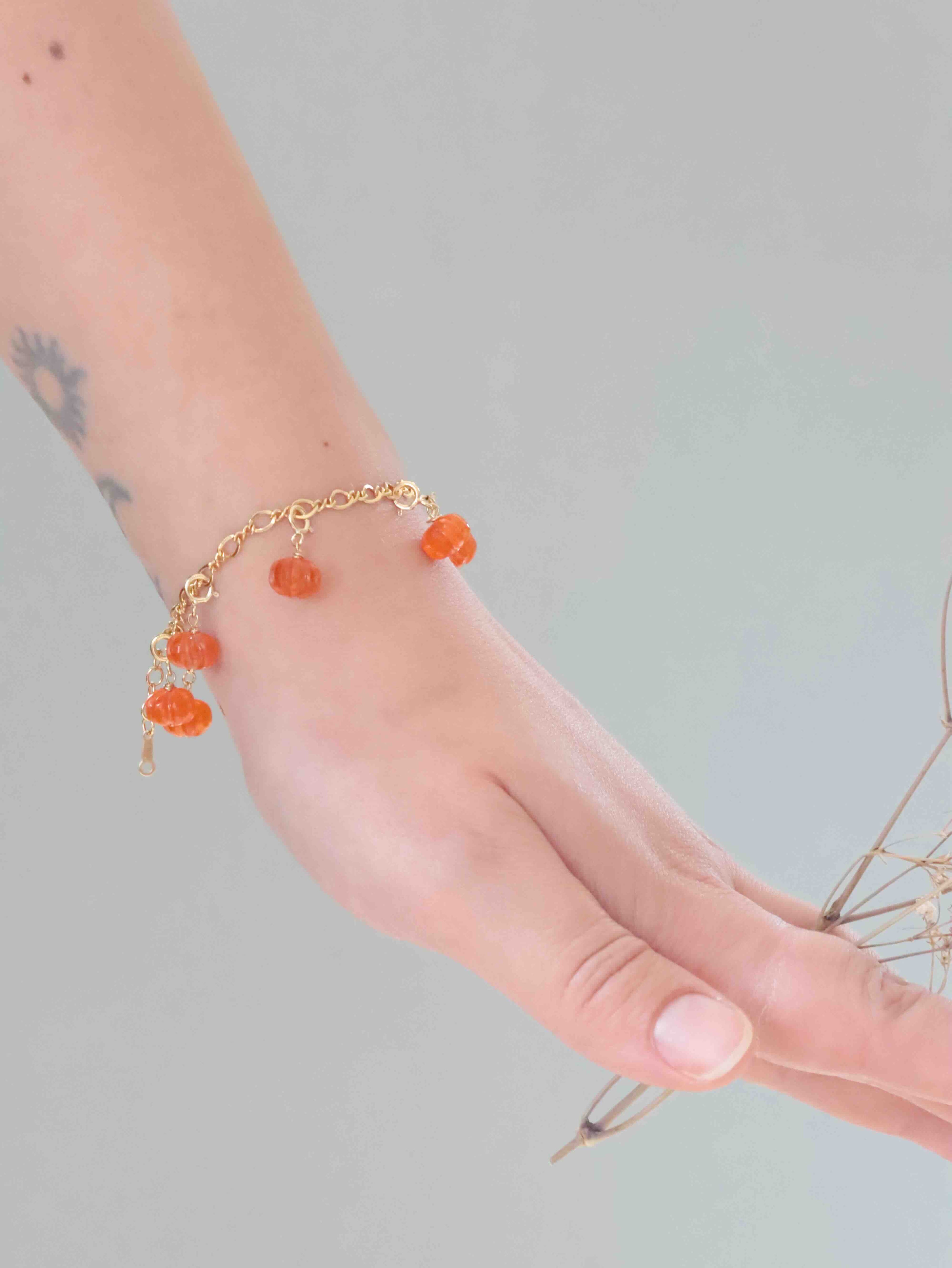 Charm citrouille Cornaline Gold-filled 14K porté sur bracelet à charms — SOLYA