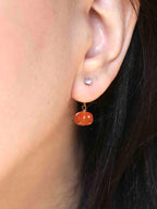 Charm citrouille Cornaline porté en boucle d'oreille — SOLYA