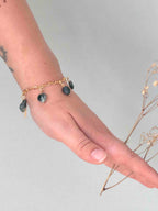 Charm cœur Agate mousse Gold-filled 14K porté sur bracelet à charms — SOLYA