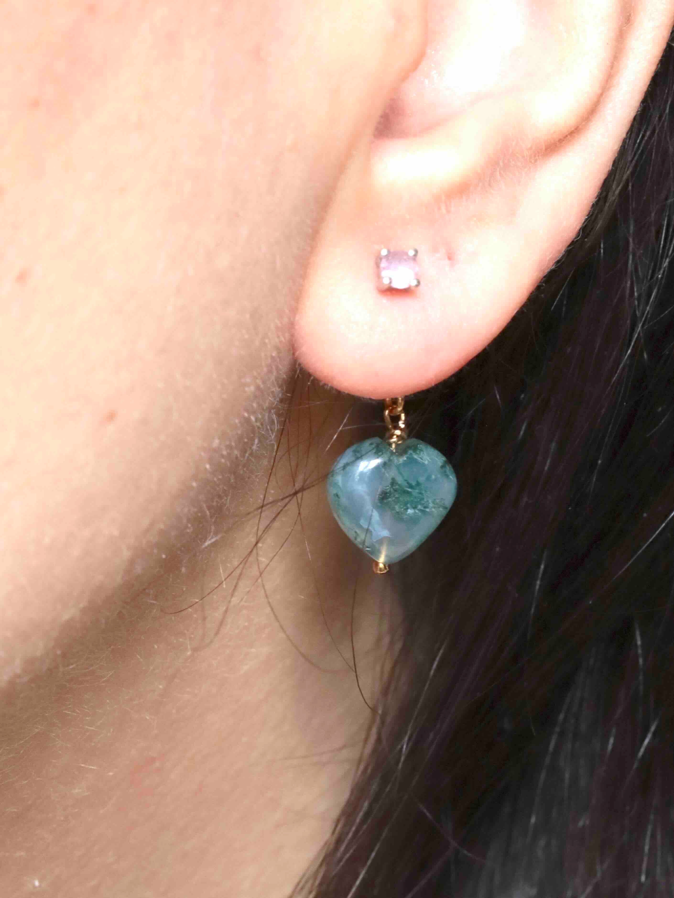Charm cœur Agate mousse porté en boucle d'oreille — SOLYA