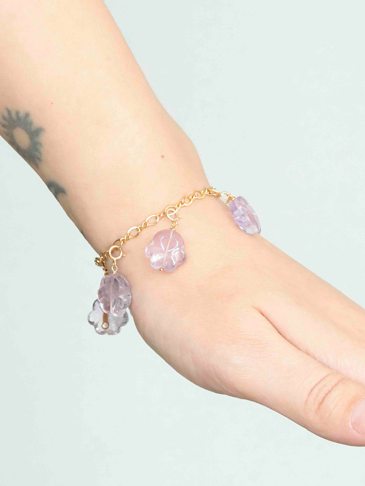 Bracelet à charms pattes de chien Améthyste en Gold-filled 14K porté au poignet — SOLYA, bijou artisanal en Belgique