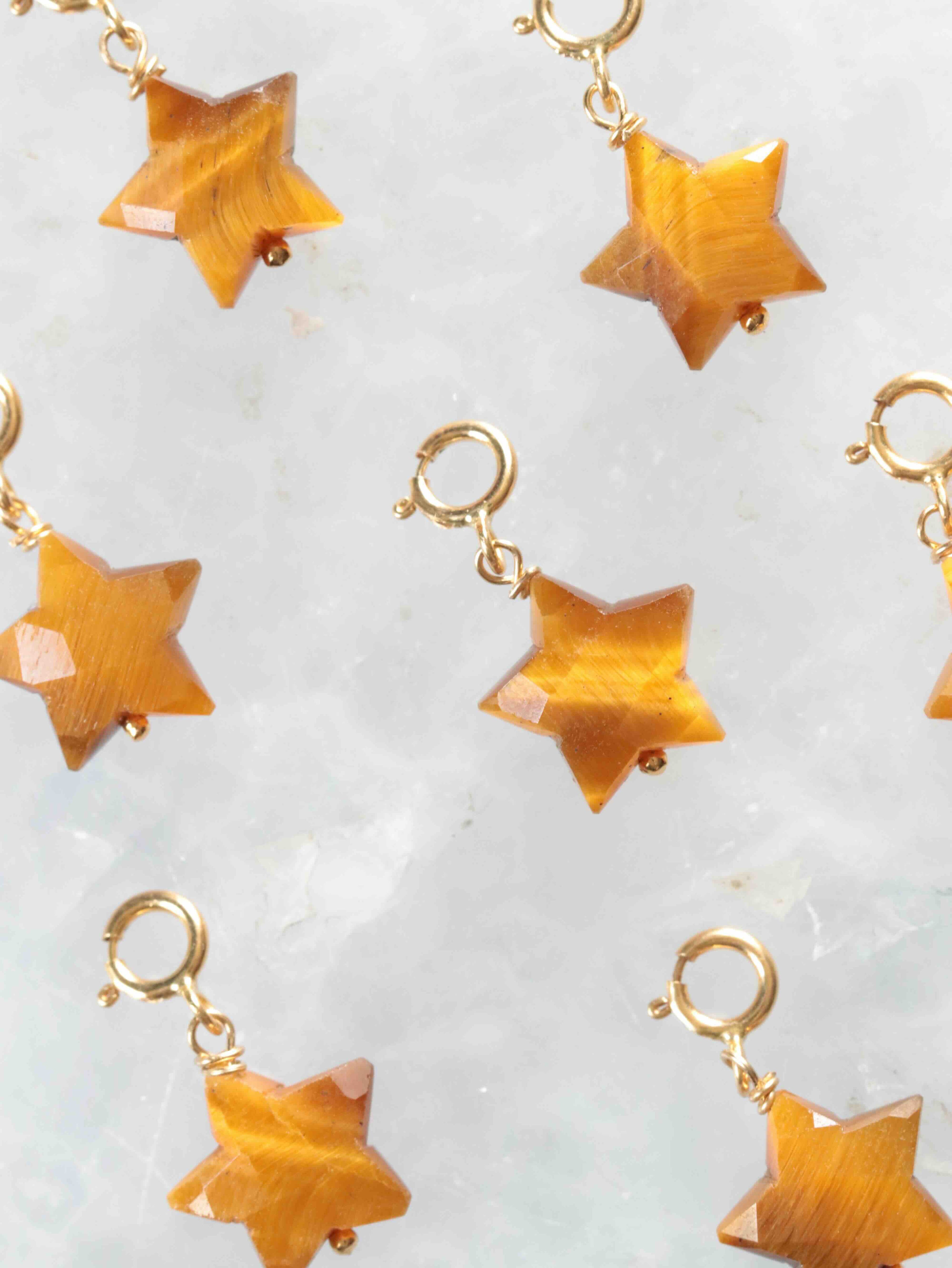 Charms étoiles en Œil-de-Tigre taillées main avec anneau Gold-filled 14K — variations naturelles de teinte et de chatoyance