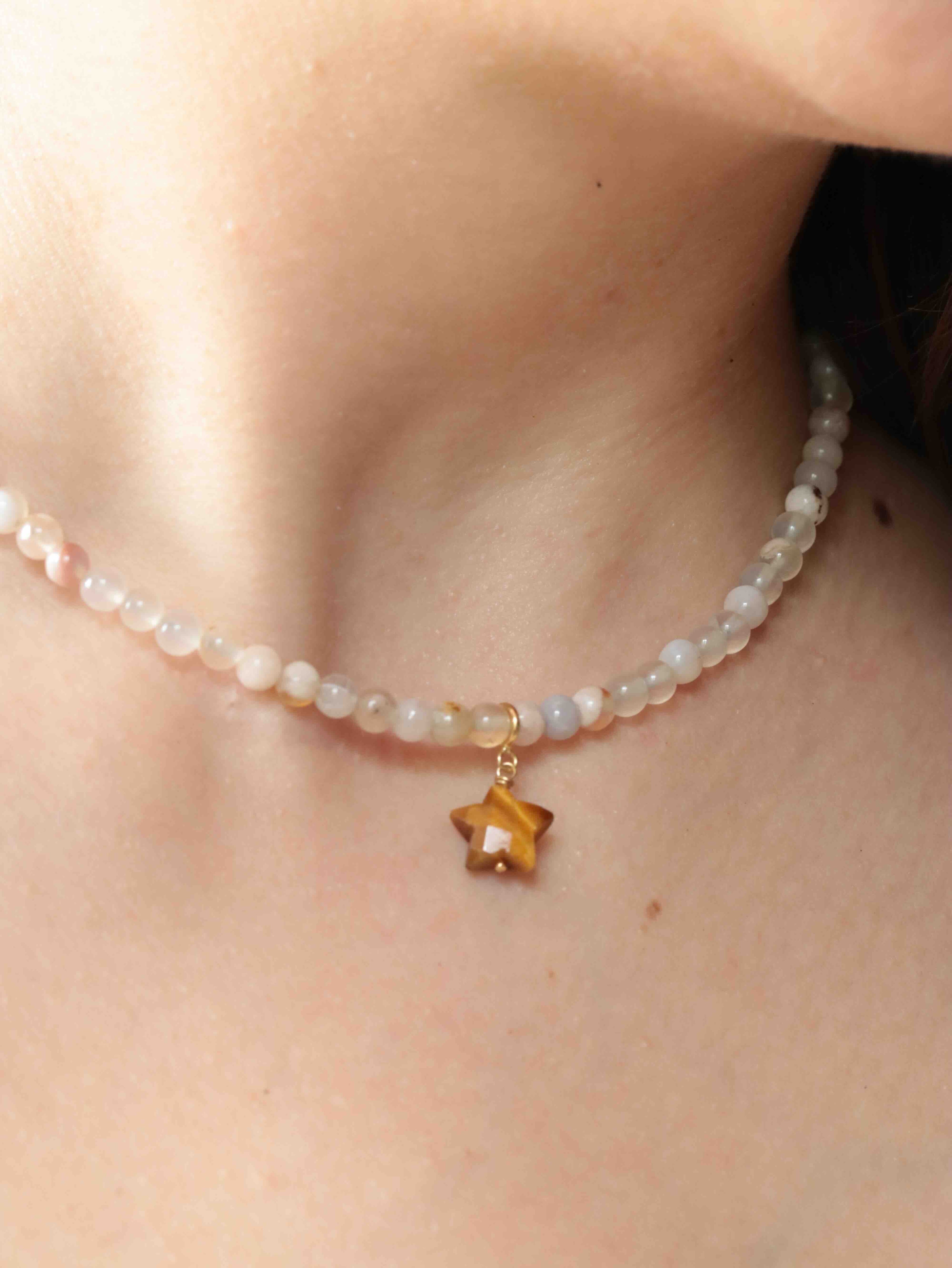 Charm étoile en Œil-de-Tigre Gold-filled 14K porté sur collier de perles blanches — bijou SOLYA polyvalent