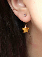 Charm étoile en Œil-de-Tigre porté en boucle d'oreille Gold-filled 14K — reflets dorés chauds
