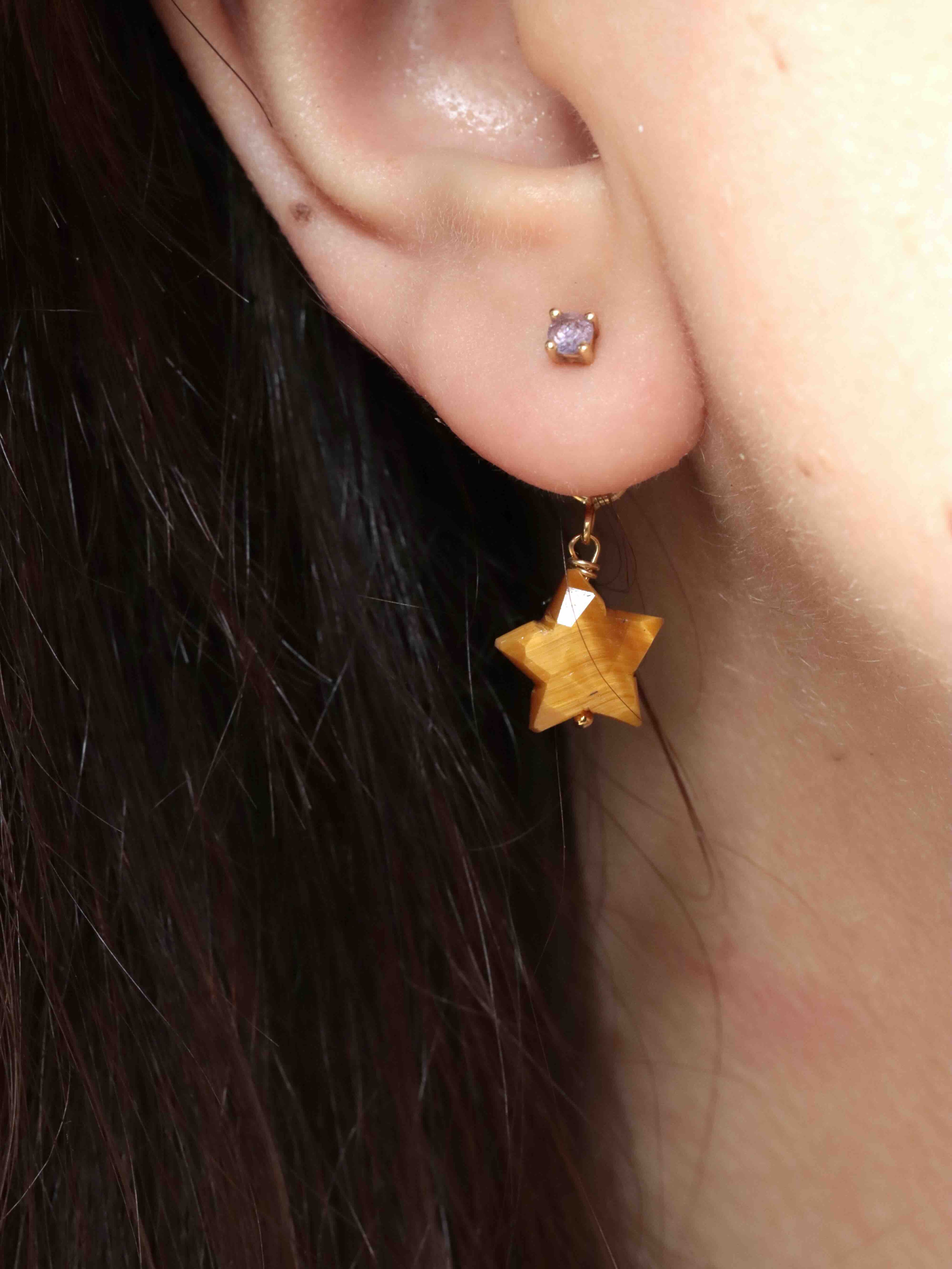 Charm étoile en Œil-de-Tigre porté en boucle d'oreille Gold-filled 14K — reflets dorés chauds
